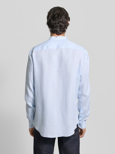 Männermodel trägt Regular Fit Freizeithemd im langärmeligen Design von Emporio Armani, hellblau, glatte Struktur, Ganzkörperansicht Rückansicht.