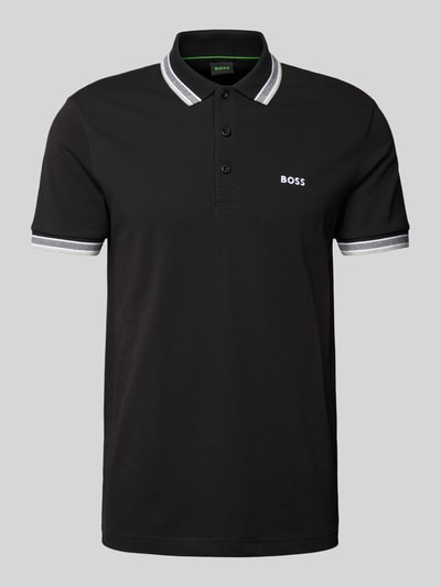 Produktfoto, schwarzes Regular Fit Poloshirt mit Label-Stitching Modell 'Paddy' von BOSS aus reiner Baumwolle mit Polokragen und gerippten Ärmelabschlüssen, kurze Knopfleiste, Rückenlänge bei Größe M 73 cm.