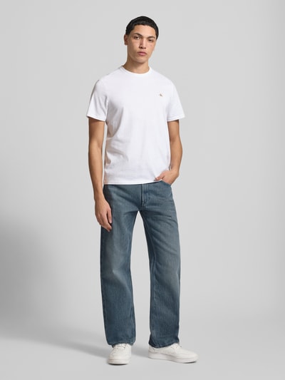 Männermodel trägt Straight Fit Jeans im 5-Pocket-Design Modell 'Ash' von Calvin Klein Jeans, reine Baumwolle, Ganzkörperansicht von vorne.