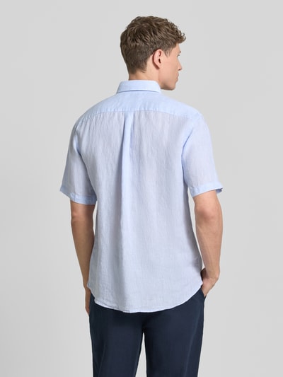 Männermodel trägt Regular Fit Leinenhemd mit Button-Down-Kragen von Fynch-Hatton in Hellblau, glatte Textur, Rückenansicht, Ganzkörperansicht Rückansicht.