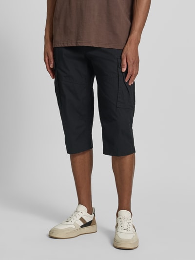 Männermodel trägt Relaxed Fit Cargoshorts aus Baumwoll-Mix von s.Oliver BLACK LABEL, Optik: Unifarben, Materialverarbeitung: Popeline, Ganzkörperansicht von vorne.