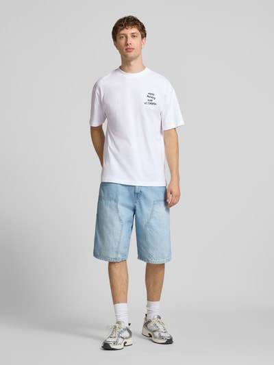 Männermodel trägt Herren T-Shirt von Only & Sons Modell 'MONEY' in Optik: Unifarben, Passform: Loose-Fit, reine Baumwolle, Ganzkörperansicht von vorne