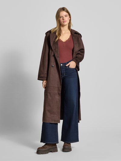 Kobiece modelka nosi Trägertop mit V-Ausschnitt und Spitze od Gina Tricot, mieszanka bawełny, dopasowany krój, efekt prążkowania, dekolt w serek z koronką, długość tyłu 53 cm, rozmiar S, widok całej sylwetki z przodu.
