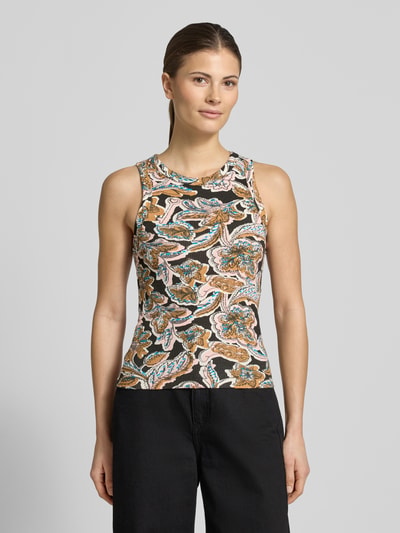 Frauenmodel trägt Top aus Baumwoll-Mix von Scotch & Soda mit eng anliegender Passform, Rundhalsausschnitt, Ripp-Optik, Ganzkörperansicht von vorne.