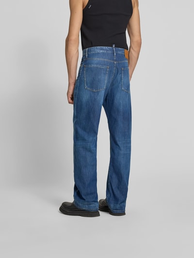 Männermodel trägt Loose Fit Jeans im Destroyed-Look von Dsquared2, Baumwoll-Elasthan-Mix, 5-Pocket-Design, Ganzkörperansicht Rückansicht.