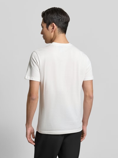 Männermodel trägt weißes T-Shirt mit Label-Detail von Antony Morato, reine Baumwolle, Regular Fit, Rückenlänge 70 cm, Ganzkörperansicht Rückansicht.