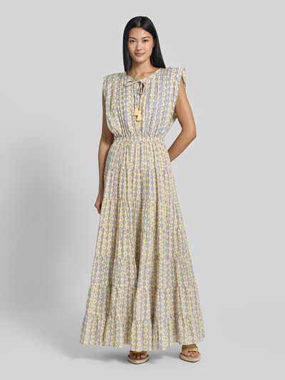Vrouwenmodel draagt Maxikleid mit Schlüsselloch-Ausschnitt und Bindung van Scotch & Soda in lichtgeel en blauw katoenmix, getailleerd model, kapmouwen, volantzoom, ruglengte maat 36: 144 cm, borstwijdte maat 36: 41 cm. Ganzkörperansicht van voren.