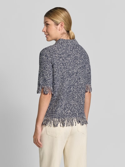 Frauenmodel trägt Strickshirt mit Reißverschluss und Fransen von Christian Berg Woman im Baumwoll-Mix, meliert, Ganzkörperansicht Rückansicht.
