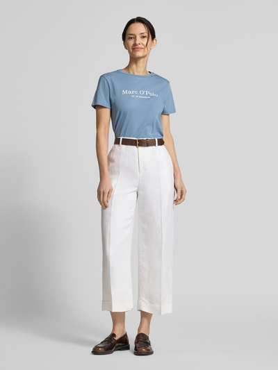 Frauenmodel trägt Regular Fit T-Shirt aus reiner Baumwolle von Marc O'Polo, unifarben, Label Print, Rundhals, kurzarm, Ganzkörperansicht von vorne.