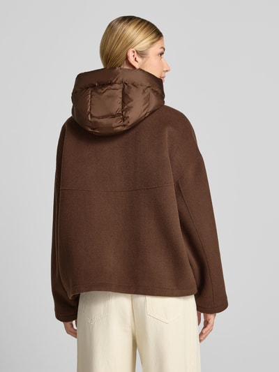 Frauenmodel trägt Doubleface Wolljacke mit abnehmbarer Steppkapuze von Blonde No. 8 in Braun, strukturierte Wollmischung, lockerer Schnitt, Ganzkörperansicht Rückansicht.