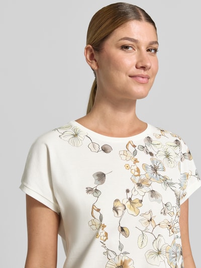Vrouwenmodel draagt T-shirt uit puur katoen van Marc Cain, getailleerde pasvorm, ronde hals, elastische mouwranden, maat 36, Nahaufnahme bovenlichaam.