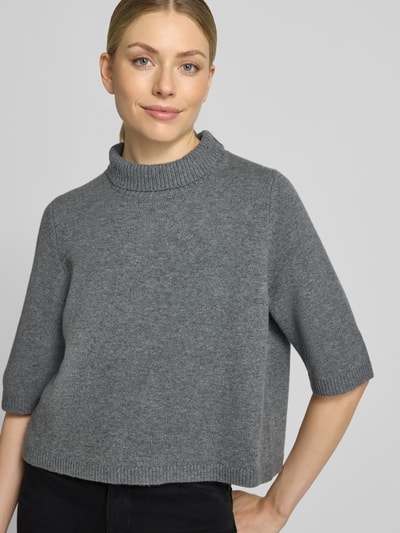 Frauenmodel trägt Strickpullover mit Kaschmir-Anteil von Luisa Cerano, grau, lockere Passform, gerippte Abschlüsse, Stehkragen, 3/4-Arm, Nahaufnahme Oberkörper.
