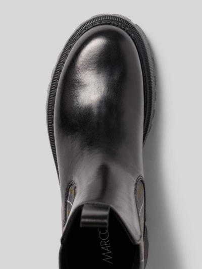 Produktfoto, Stiefel aus echtem Leder mit Logo-Detail von Marc Cain Bags & Shoes mit abgerundeter Passform, schwarze Farbe, strukturierte, profilierte Sohle, seitliches Logo, Absatzhöhe 6 cm, Schafthöhe 19 cm, Schaftweite 12 cm