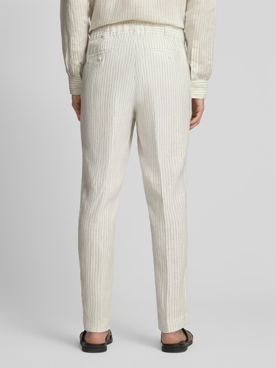 Mannelijk model draagt Leinenhose met Bügelfalten und Eingrifftaschen van JAKE*S STUDIO MEN, wit met beige strepen, regular fit, pure linnen, achteraanzicht volledige lichaamsopname.