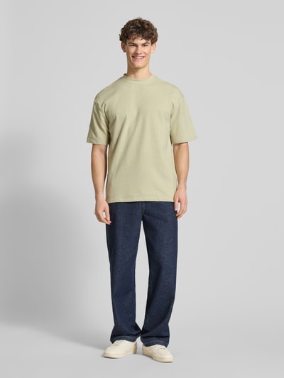 Männermodel trägt T-Shirt mit Rundhalsausschnitt Modell 'KAISER' von Blend, Relaxed Fit, reine Baumwolle, Ganzkörperansicht von vorne.
