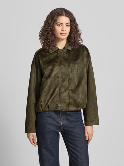 Frauenmodel trägt Regular Fit Blouson in Wildlederoptik Modell 'AMBER' von Only, olivgrün, Kunstleder, Schulterriegel, Nahaufnahme Oberkörper.