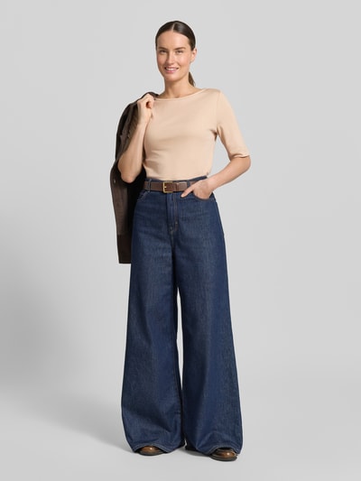 Frauenmodel trägt Damen T-Shirt mit U-Boot-Ausschnitt von Christian Berg Woman, Reine Baumwolle, Regular-Fit, Unifarbenes-Design, Ganzkörperansicht von vorne.