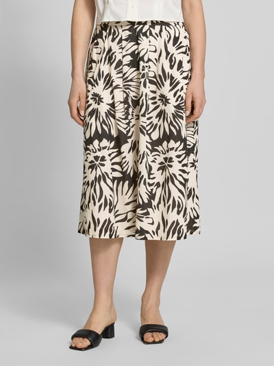 Frauenmodel trägt Midirock im Allover-Look mit Eingrifftaschen von ROBE LÉGÈRE, creme und schwarz, Reine Baumwolle, A-Linie, Nahaufnahme Unterkörper, Bundweite bei Größe 36: 38 cm, Gesamtlänge bei Größe 36: 78 cm.