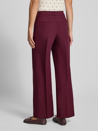 Vrouwenmodel draagt Hose mit Bügelfalten Modell 'AYA ELLIS' van JJXX, wijde fit, viscosemix, bordeauxrood, detailopname achterkant.
