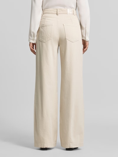 Männermodel trägt High Waist Wide Fit Jeans mit Wpuszczane kieszenie von Marc Cain, mieszanka bawełny i elastanu, krój wide fit, wysoki stan, Szerokość w rozmiarze 36: 36 cm, Długość wewnętrzna nogawki w rozmiarze 36: 82 cm, kremowy, kształt szerokiej nogawki, tekstura gładka, Ganzkörperansicht Rückansicht.