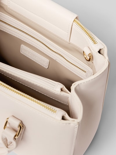 Produktfoto, Handtasche mit Logo-Detail Modell 'ZERO' von VALENTINO BAGS in Beige, Hauptfach mit Reißverschluss, Reißverschlussfach innen, strukturierte Oberfläche, goldfarbene Details, Maße ca. 28 cm Breite, 20 cm Länge, 13 cm Tiefe, verstellbarer Schultergurt, hochwertige Verarbeitung