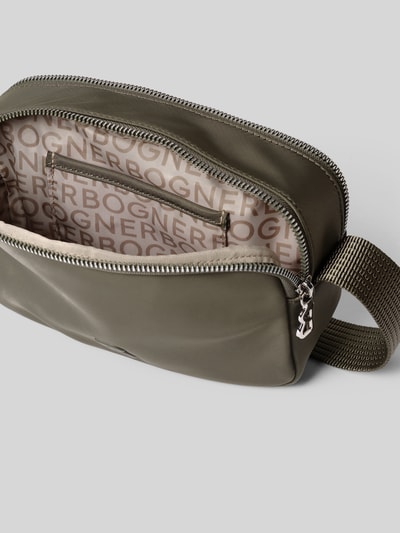 Produktfoto, Handtasche mit Label-Detail Modell 'verbier play 1.0 avy' von BOGNER in Olive, Hauptfach mit Reißverschluss, Textilstruktur, Maße: Breite 22 cm, Länge 15 cm, Tiefe 7 cm, Länge Schulterriemen 116 cm