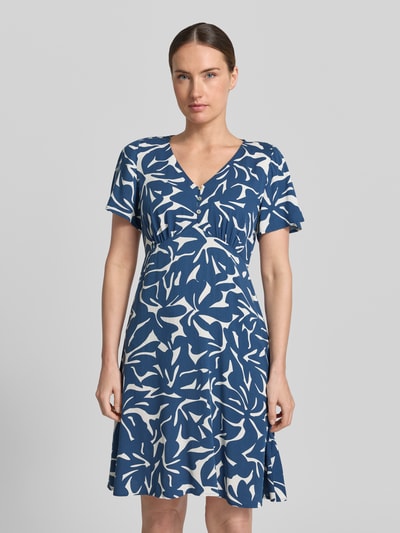 Vrouwenmodel draagt knielanges jurk uit zuiver viscose met V-hals, A-lijn, all-over look en knoopsluiting van Zero, nahaufnahme oberlichaam. Ruglengte maat 36: 91 cm, borstwijdte maat 36: 41 cm, mouwlengte maat 36: 21 cm.