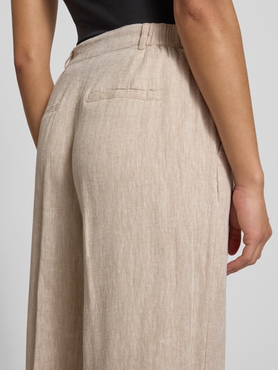 Vrouwenmodel draagt Leinenhose mit Eingrifftaschen Modell 'Pennie Ginia' van MSCH Copenhagen, beige linnenmix, detailopname achterkant.