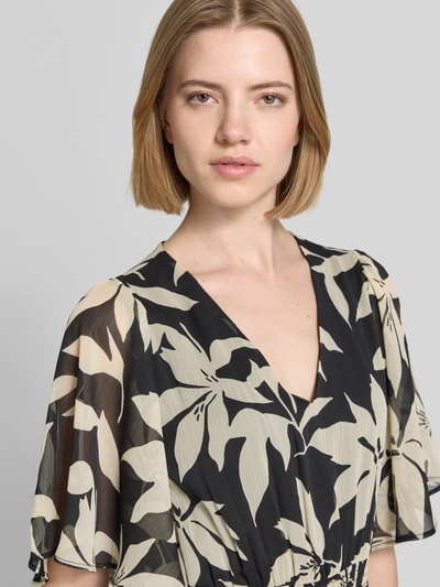 Frauenmodel trägt Tailliertes Chiffonkleid mit Allover-Muster von s.Oliver RED LABEL, grafisches und florales Muster, Chiffon, Crêpe, Nahaufnahme Oberkörper.