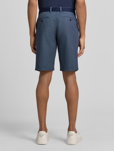 Männermodel trägt Bermudas mit Gürtel und Gesäßleistentaschen von Christian Berg Men aus Baumwoll-Mix mit Stretch-Anteil, Straight Fit, strukturierte Oberfläche in Blau, Bundweite 45 cm, Innenbeinlänge 28 cm, Ganzkörperansicht Rückansicht.