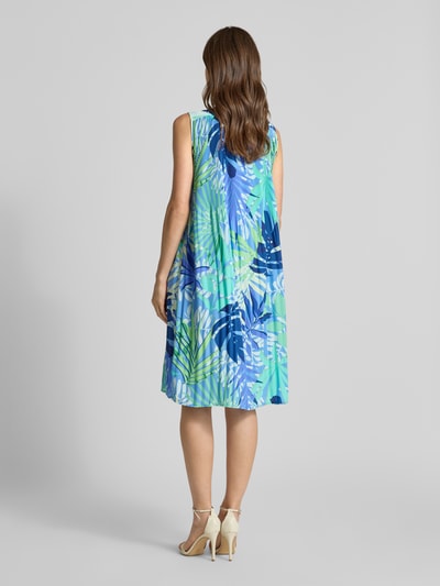 Vrouwenmodel draagt Knielanges Kleid mit Plisseefalten van Betty Barclay in blauwgroene tinten, dames jurk met loose fit, knielengte, ronde hals, plissévouwen, ruglengte bij maat 36: 100 cm, borstwijdte bij maat 36: 45 cm, geheelopname achteraan.