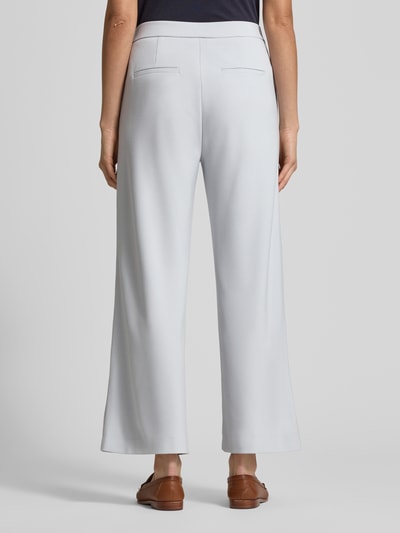 Vrouwenmodel draagt Wide Fit Schlupfhose met viscose-aandeel Model 'Palina' van Raffaello Rossi, elastische materiaalmix, wide fit. Ganzkörperansicht Rückansicht.