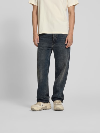 Männermodel trägt Straight Fit Jeans im 5-Pocket-Design von WON HUNDRED, reine Baumwolle, dunkles Blau, Ganzkörperansicht von vorne.