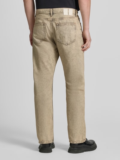 Mężczyznamodel nosi Regular Fit Jeans im 5-Pocket-Design Modell 'Type 2' von Wood Wood, mieszanka bawełny, krój regular fit, zapięcie na guzik i zamek błyskawiczny, 5 kieszeni, szerokość w rozmiarze 32/32: 45 cm, długość wewnętrzna nogawki: 78 cm, beżowy, tekstura denim, całkowity widok tyłu.