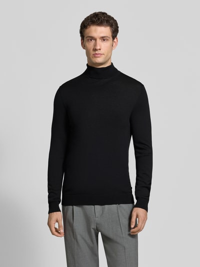 Männermodel trägt schwarzen Slim Fit Rollkragenpullover aus reiner Baumwolle von Matinique, gerippte Abschlüsse, Ganzkörperansicht von vorne.