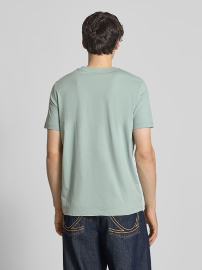 Männermodel trägt Regular Fit T-Shirt aus reiner Baumwolle von s.Oliver RED LABEL, unifarben, kurzarm, Rückansicht, Ganzkörperansicht.