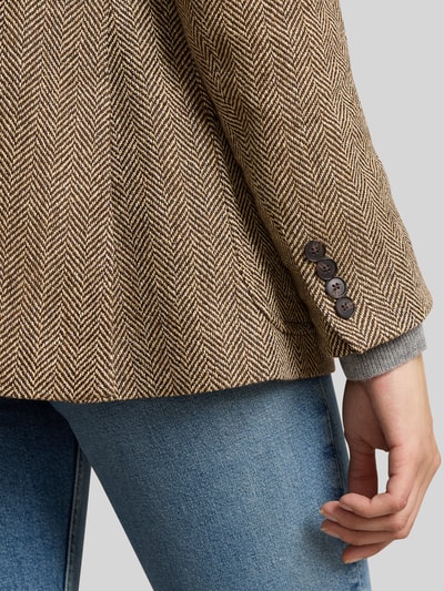 Frauenmodel trägt Taillierter Longblazer aus Leinen-Seide-Mix mit Woll-Anteil Modell 'HERTIAGE' von Polo Ralph Lauren, Optik: Unifarben, Allover-Muster, Passform: Tailliert, Kragenform: Reverskragen, Muster: Fischgräten, Verschluss: 2-Knopf-Verschluss, Ärmelform: Kissing Buttons, Rumpfabschluss: mit Seitenschlitzen, Taschen: Brusttasche, Pattentaschen, Materialverarbeitung: Webware, Material: Leinen-Seide-Mix, Detailaufnahme.