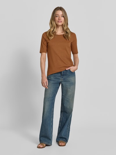 Frauenmodel trägt Damen T-Shirt mit Rundhalsausschnitt Modell 'Babette' von Soyaconcept, Reine Baumwolle, Regular-Fit, Rückenlänge 64 cm, braun, gerade Form, glatte Struktur, Ganzkörperansicht von vorne.