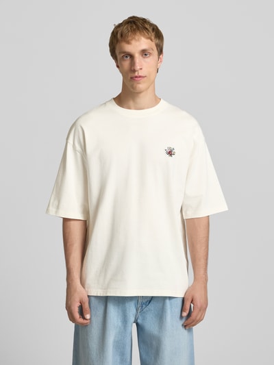 Männermodel trägt T-Shirt mit Stitching und Rundhalsausschnitt von REVIEW, Oversized, reine Baumwolle, Offwhite, Ganzkörperansicht von vorne.