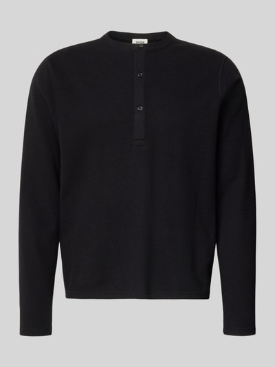 Produktfoto, schwarzes Regular Fit Sweatshirt mit Knopfverschluss, strukturierte Oberfläche, Modell 'MALIOR' von DRYKORN, Material-Mix mit Baumwoll-Anteil.