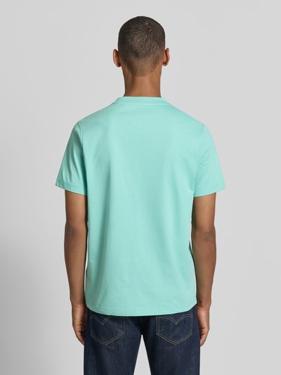 Männermodel trägt T-Shirt mit Rundhalsausschnitt und Logo-Print von Lerros in Mint, Baumwoll-Mix, Regular Fit, Ganzkörperansicht Rückansicht.
