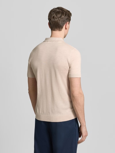 Männermodel trägt Regular Fit Poloshirt aus reiner Wolle Modell 'TRAY' von Selected Homme, Optik: Unifarben, Strick, Ganzkörperansicht Rückansicht.