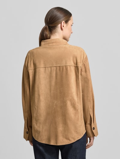 Frauenmodel trägt Regular Fit Lederjacke aus echtem Leder von Marc O'Polo, uni, Kentkragen, Veloursleder, camel, Ganzkörperansicht Rückansicht