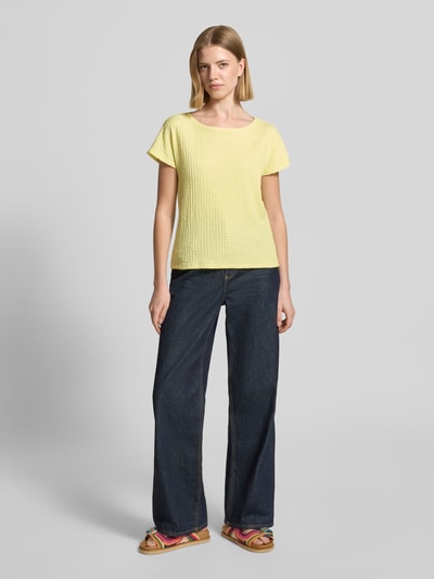 Frauenmodel trägt Damen T-Shirt mit Strukturmuster und Rundhalsausschnitt von Betty Barclay, Material-Mix mit Stretch-Anteil, Regular-Fit, gelbe Farbe, glatte und strukturierte Textur, Rückenlänge bei Größe 36: 48 cm, Ganzkörperansicht von vorne.