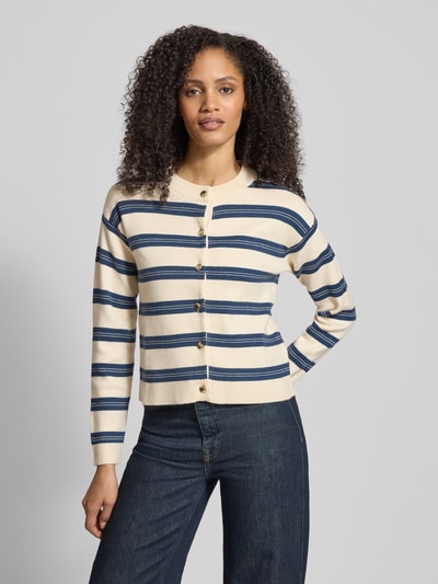 Frauenmodel trägt Regular Fit Cardigan aus Viskose-Mix Modell 'GOLD STRIPE' von Vero Moda, Two-Tone, Streifenmuster, Strick, Ganzkörperansicht von vorne.