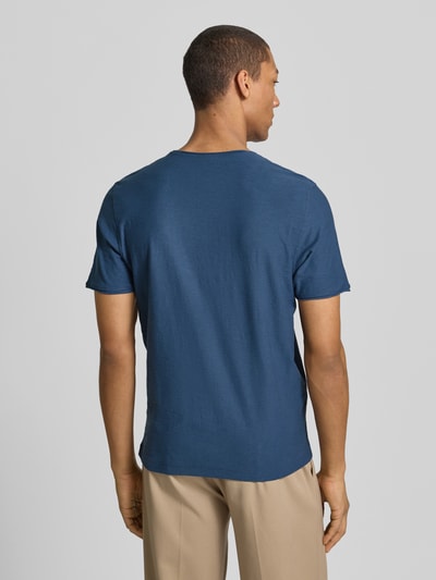Männermodel trägt T-Shirt mit geripptem Rundhalsausschnitt von MCNEAL in Blau, Regular-Fit, Rückenlänge 65 cm bei Größe M, Ganzkörperansicht Rückansicht.