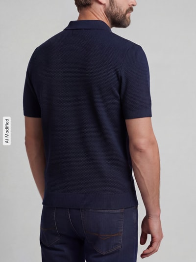 Männermodel trägt Slim Fit Poloshirt mit Strukturmuster von Christian Berg Men in Dunkelblau, reine Baumwolle, Ganzkörperansicht Rückansicht.