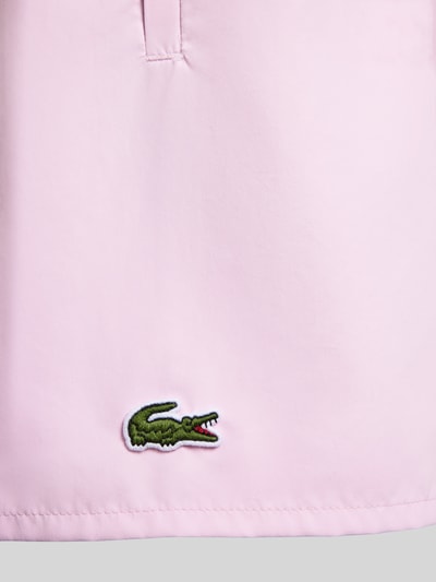 Produktfoto, Badeshorts mit Logo-Stitching von Lacoste in zartem Rosa, glatte Oberfläche, seitliche Eingrifftasche, sichtbares Krokodil-Logo
