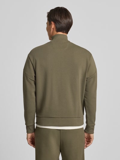 Männermodel trägt Regular Fit Sweatjacke aus Baumwoll-Mix Modell 'SW_Union Skaz' von BOSS, olivgrün, glatte Textur, Ganzkörperansicht Rückansicht, Herren Sweatjacke von BOSS