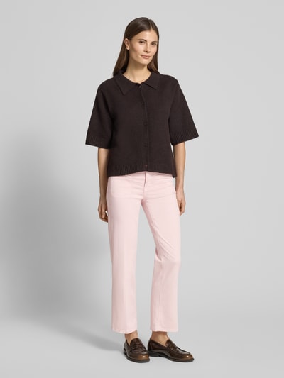 Frauenmodel trägt Cropped Jeans mit Bügelfalten und Eingrifftaschen von Cambio in Rosa, Baumwoll-Mix mit Stretch-Anteil, Ganzkörperansicht von vorne.